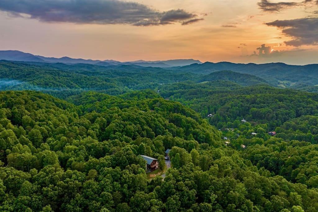 Panorama Mountain Retreat: 6-Bedroom Cabin with Views, Hot Tub & Game Room Sevierville Exterior photo