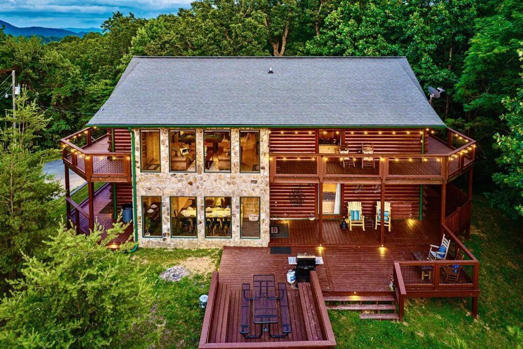 Panorama Mountain Retreat: 6-Bedroom Cabin with Views, Hot Tub & Game Room Sevierville Exterior photo