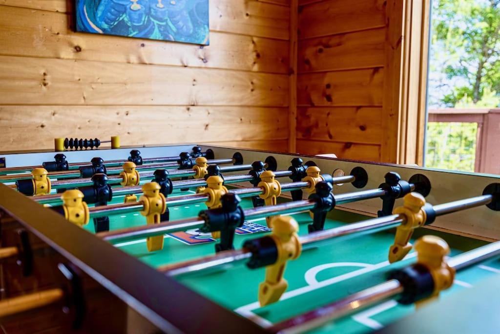 Panorama Mountain Retreat: 6-Bedroom Cabin with Views, Hot Tub & Game Room Sevierville Exterior photo