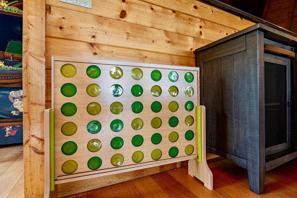Panorama Mountain Retreat: 6-Bedroom Cabin with Views, Hot Tub & Game Room Sevierville Exterior photo