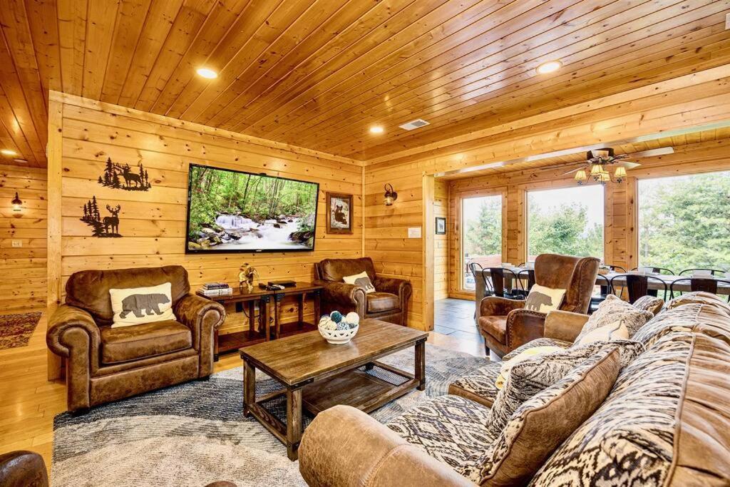 Panorama Mountain Retreat: 6-Bedroom Cabin with Views, Hot Tub & Game Room Sevierville Exterior photo