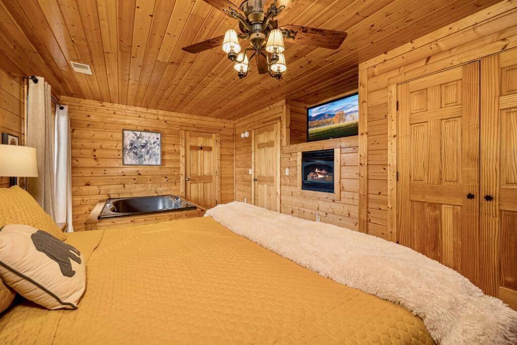 Panorama Mountain Retreat: 6-Bedroom Cabin with Views, Hot Tub & Game Room Sevierville Exterior photo