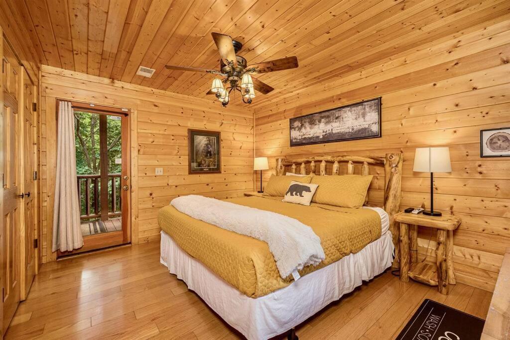 Panorama Mountain Retreat: 6-Bedroom Cabin with Views, Hot Tub & Game Room Sevierville Exterior photo