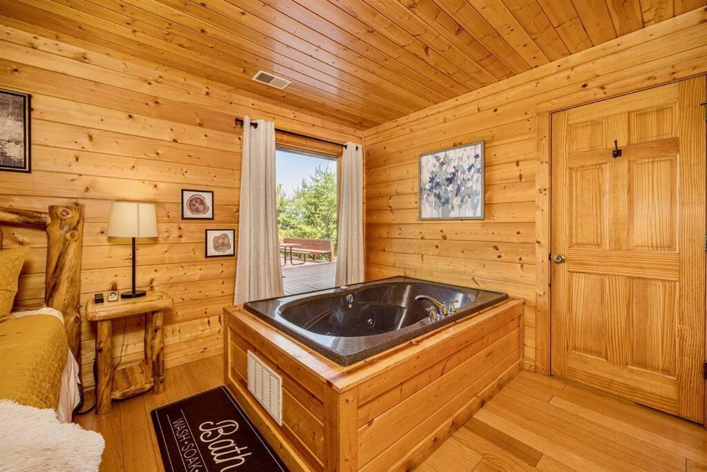 Panorama Mountain Retreat: 6-Bedroom Cabin with Views, Hot Tub & Game Room Sevierville Exterior photo