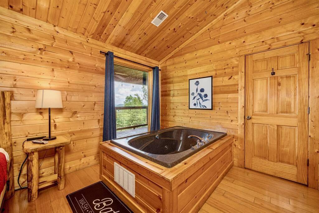 Panorama Mountain Retreat: 6-Bedroom Cabin with Views, Hot Tub & Game Room Sevierville Exterior photo