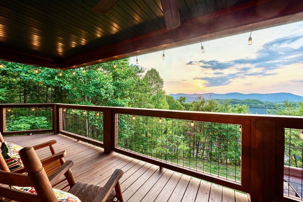 Panorama Mountain Retreat: 6-Bedroom Cabin with Views, Hot Tub & Game Room Sevierville Exterior photo