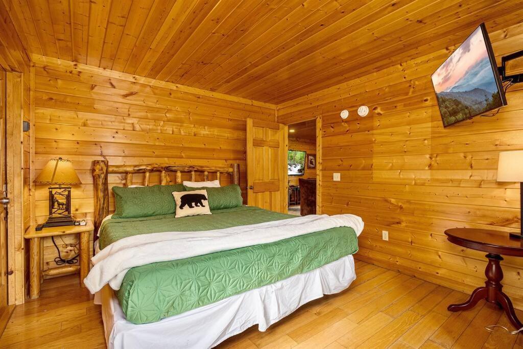 Panorama Mountain Retreat: 6-Bedroom Cabin with Views, Hot Tub & Game Room Sevierville Exterior photo