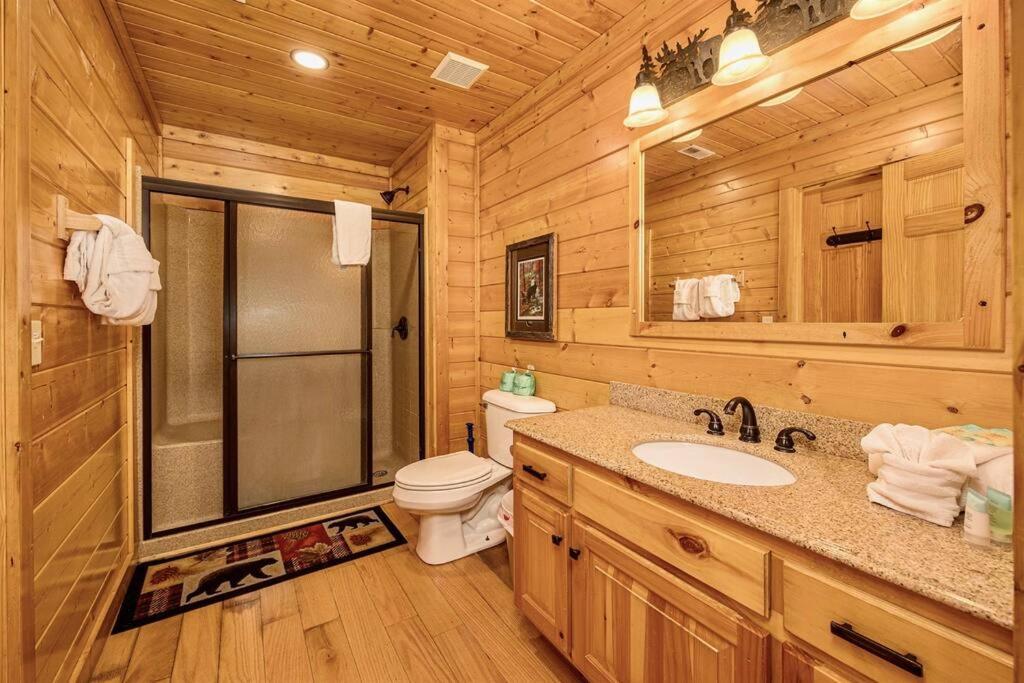 Panorama Mountain Retreat: 6-Bedroom Cabin with Views, Hot Tub & Game Room Sevierville Exterior photo