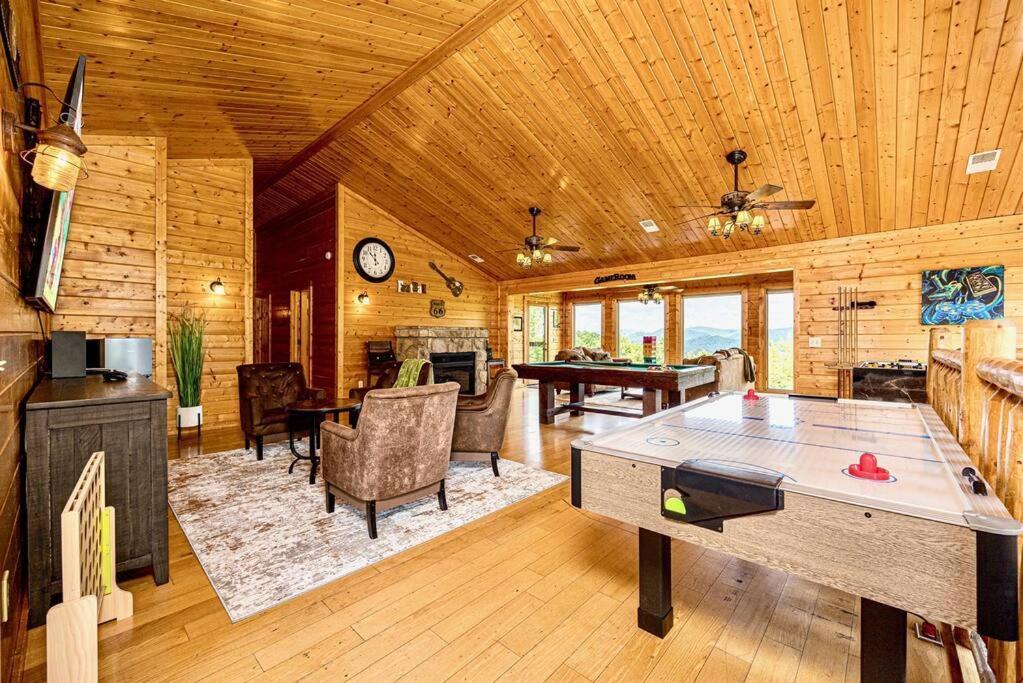 Panorama Mountain Retreat: 6-Bedroom Cabin with Views, Hot Tub & Game Room Sevierville Exterior photo