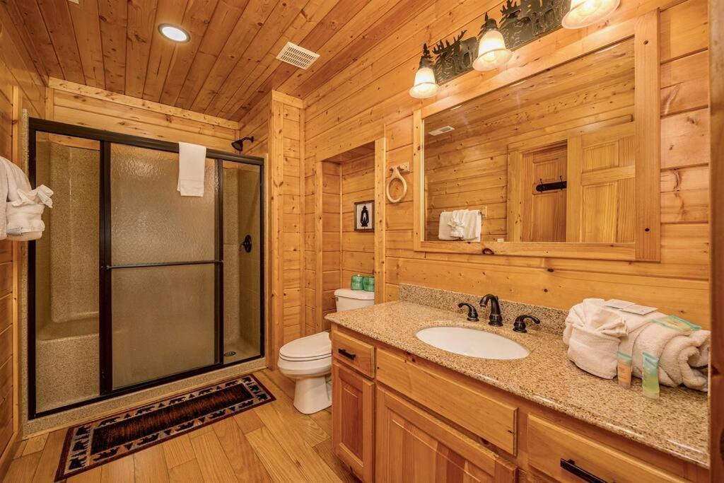 Panorama Mountain Retreat: 6-Bedroom Cabin with Views, Hot Tub & Game Room Sevierville Exterior photo