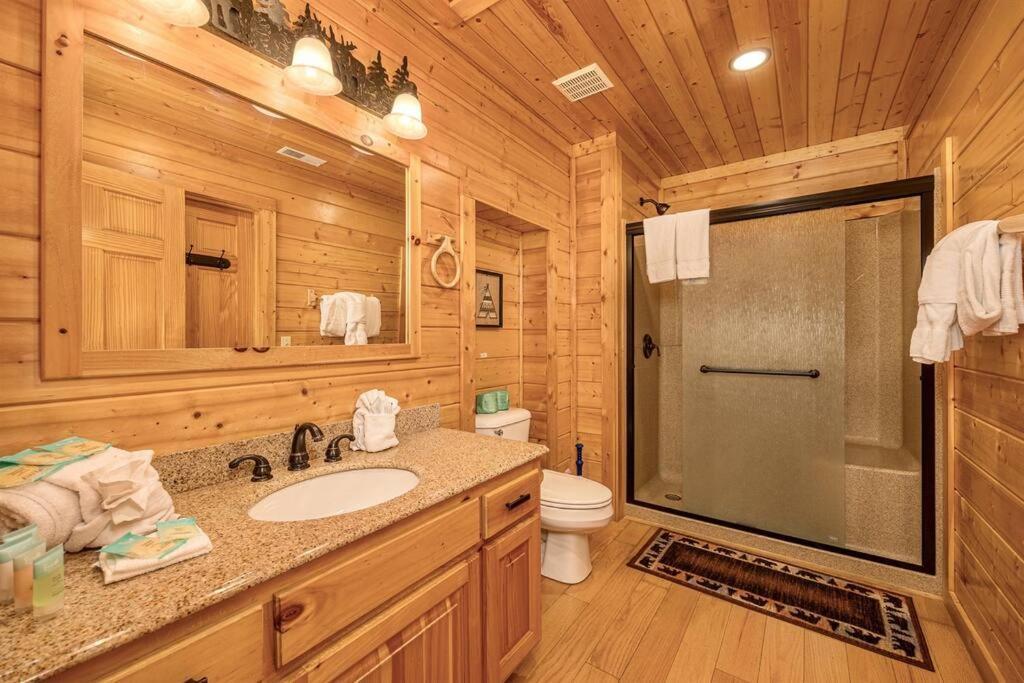Panorama Mountain Retreat: 6-Bedroom Cabin with Views, Hot Tub & Game Room Sevierville Exterior photo