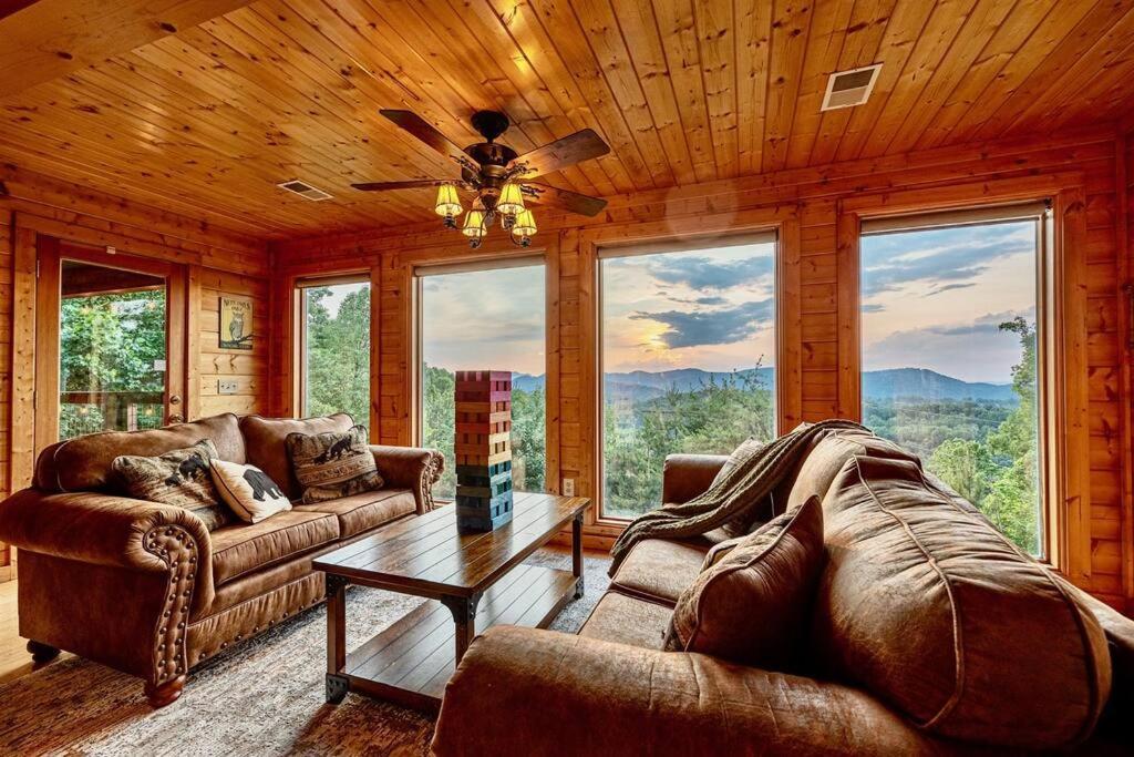 Panorama Mountain Retreat: 6-Bedroom Cabin with Views, Hot Tub & Game Room Sevierville Exterior photo