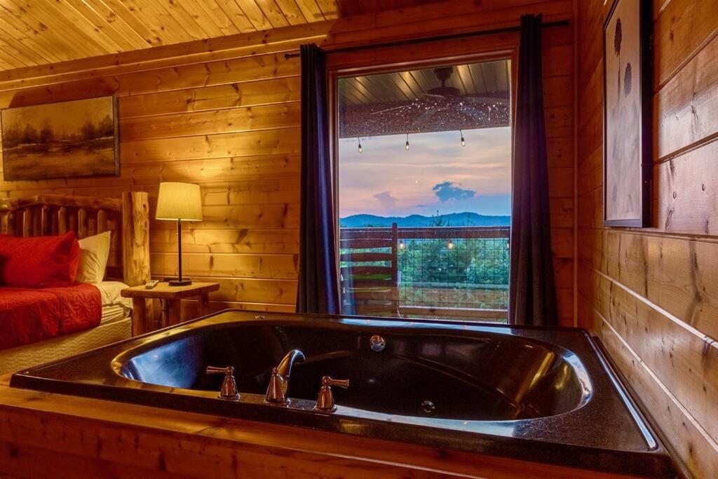 Panorama Mountain Retreat: 6-Bedroom Cabin with Views, Hot Tub & Game Room Sevierville Exterior photo