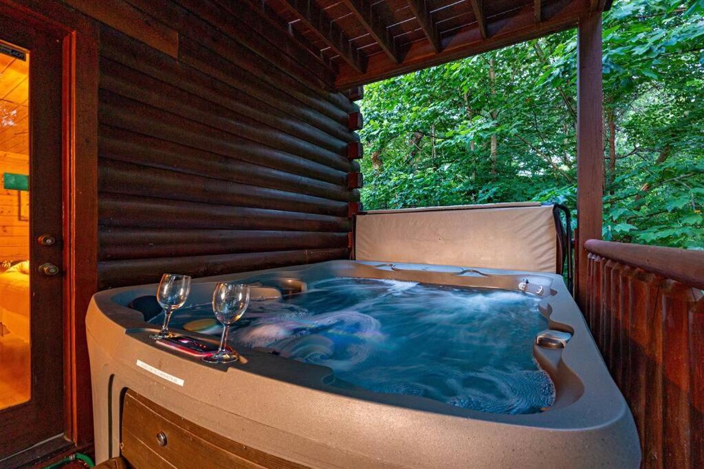 Panorama Mountain Retreat: 6-Bedroom Cabin with Views, Hot Tub & Game Room Sevierville Exterior photo