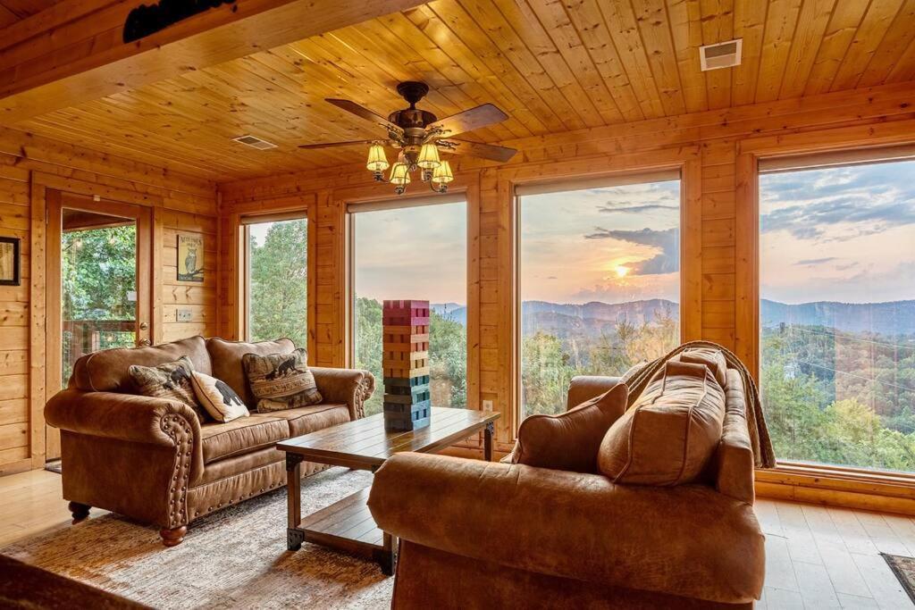 Panorama Mountain Retreat: 6-Bedroom Cabin with Views, Hot Tub & Game Room Sevierville Exterior photo