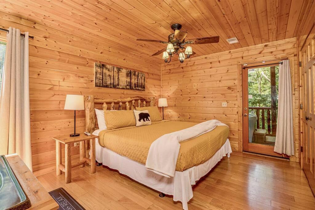 Panorama Mountain Retreat: 6-Bedroom Cabin with Views, Hot Tub & Game Room Sevierville Exterior photo
