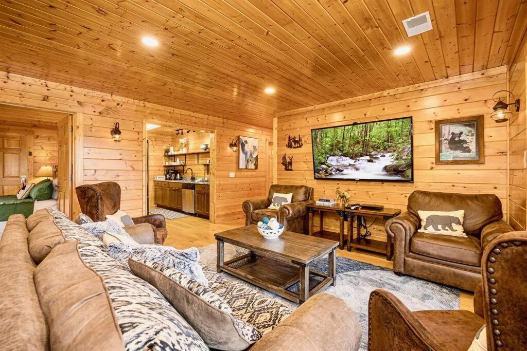 Panorama Mountain Retreat: 6-Bedroom Cabin with Views, Hot Tub & Game Room Sevierville Exterior photo