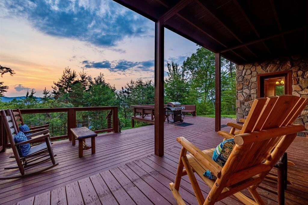 Panorama Mountain Retreat: 6-Bedroom Cabin with Views, Hot Tub & Game Room Sevierville Exterior photo