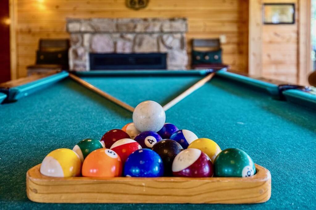 Panorama Mountain Retreat: 6-Bedroom Cabin with Views, Hot Tub & Game Room Sevierville Exterior photo