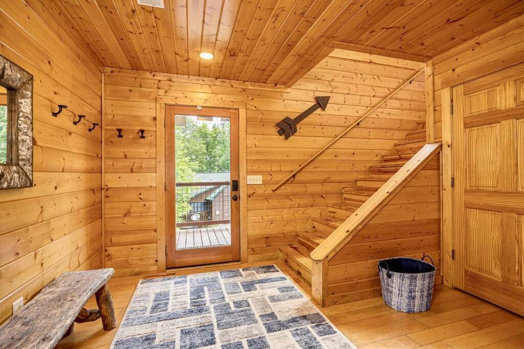 Panorama Mountain Retreat: 6-Bedroom Cabin with Views, Hot Tub & Game Room Sevierville Exterior photo
