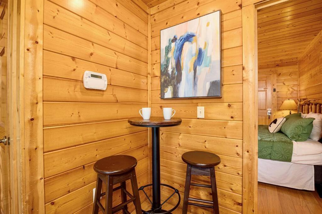 Panorama Mountain Retreat: 6-Bedroom Cabin with Views, Hot Tub & Game Room Sevierville Exterior photo