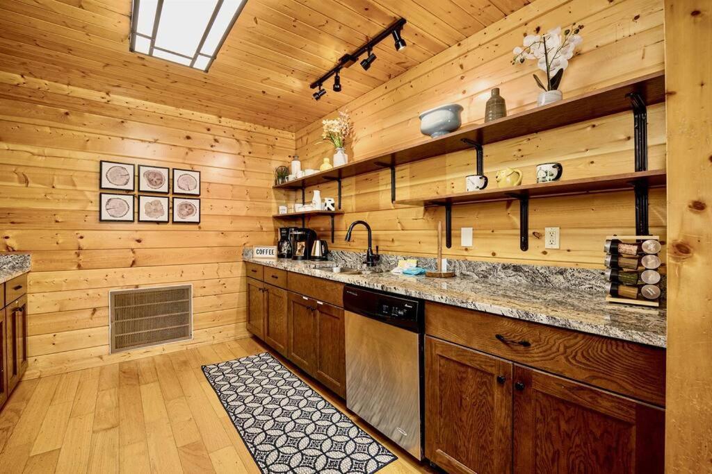 Panorama Mountain Retreat: 6-Bedroom Cabin with Views, Hot Tub & Game Room Sevierville Exterior photo