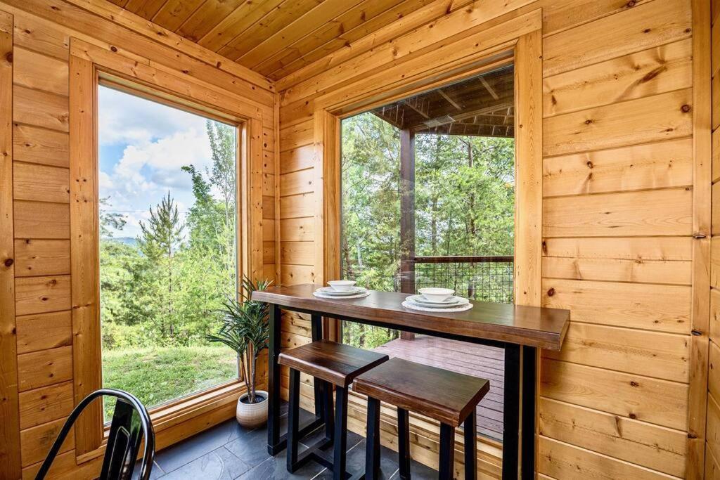 Panorama Mountain Retreat: 6-Bedroom Cabin with Views, Hot Tub & Game Room Sevierville Exterior photo