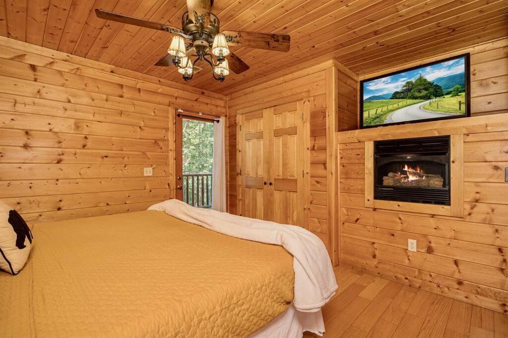 Panorama Mountain Retreat: 6-Bedroom Cabin with Views, Hot Tub & Game Room Sevierville Exterior photo