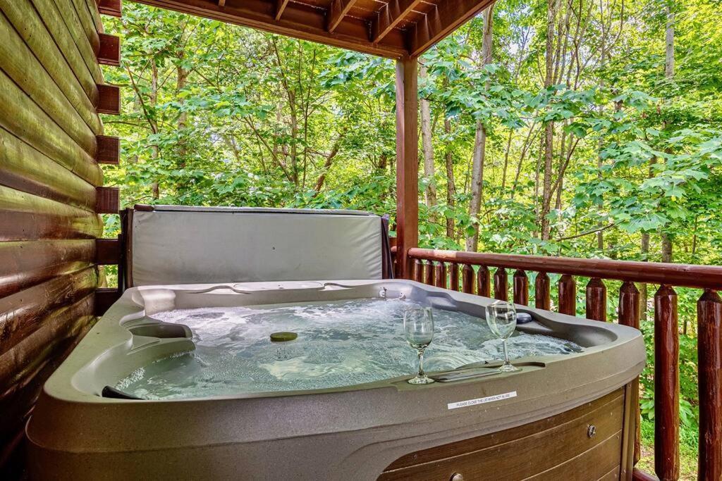 Panorama Mountain Retreat: 6-Bedroom Cabin with Views, Hot Tub & Game Room Sevierville Exterior photo