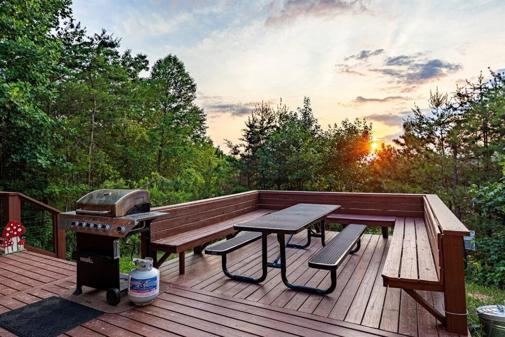 Panorama Mountain Retreat: 6-Bedroom Cabin with Views, Hot Tub & Game Room Sevierville Exterior photo