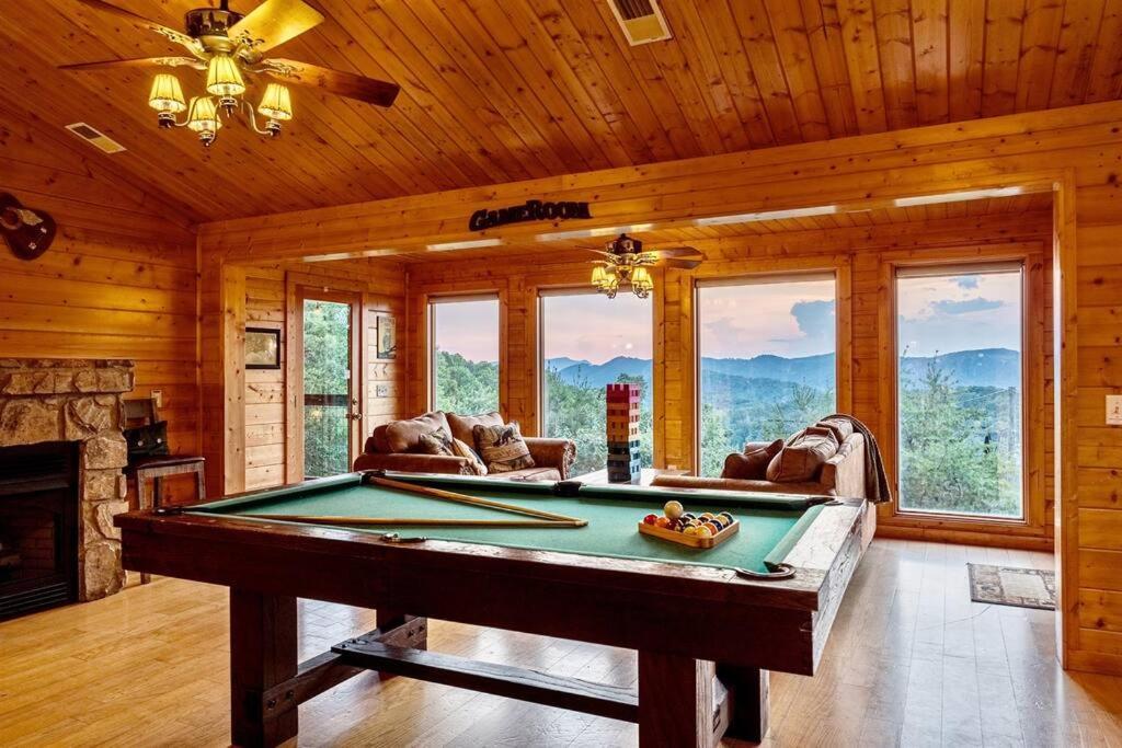 Panorama Mountain Retreat: 6-Bedroom Cabin with Views, Hot Tub & Game Room Sevierville Exterior photo
