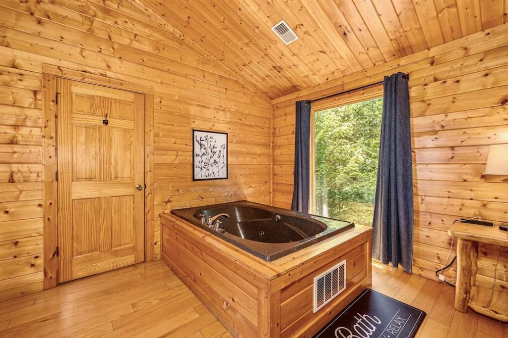 Panorama Mountain Retreat: 6-Bedroom Cabin with Views, Hot Tub & Game Room Sevierville Exterior photo