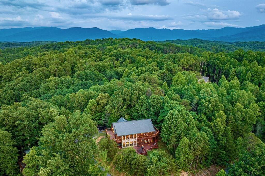 Panorama Mountain Retreat: 6-Bedroom Cabin with Views, Hot Tub & Game Room Sevierville Exterior photo