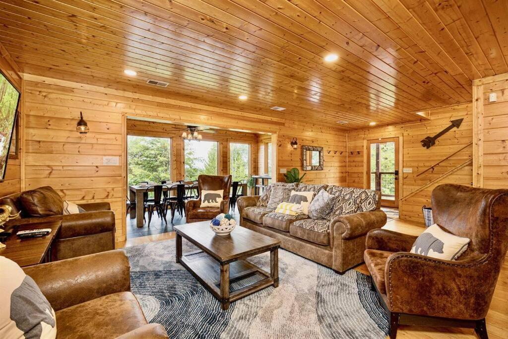 Panorama Mountain Retreat: 6-Bedroom Cabin with Views, Hot Tub & Game Room Sevierville Exterior photo