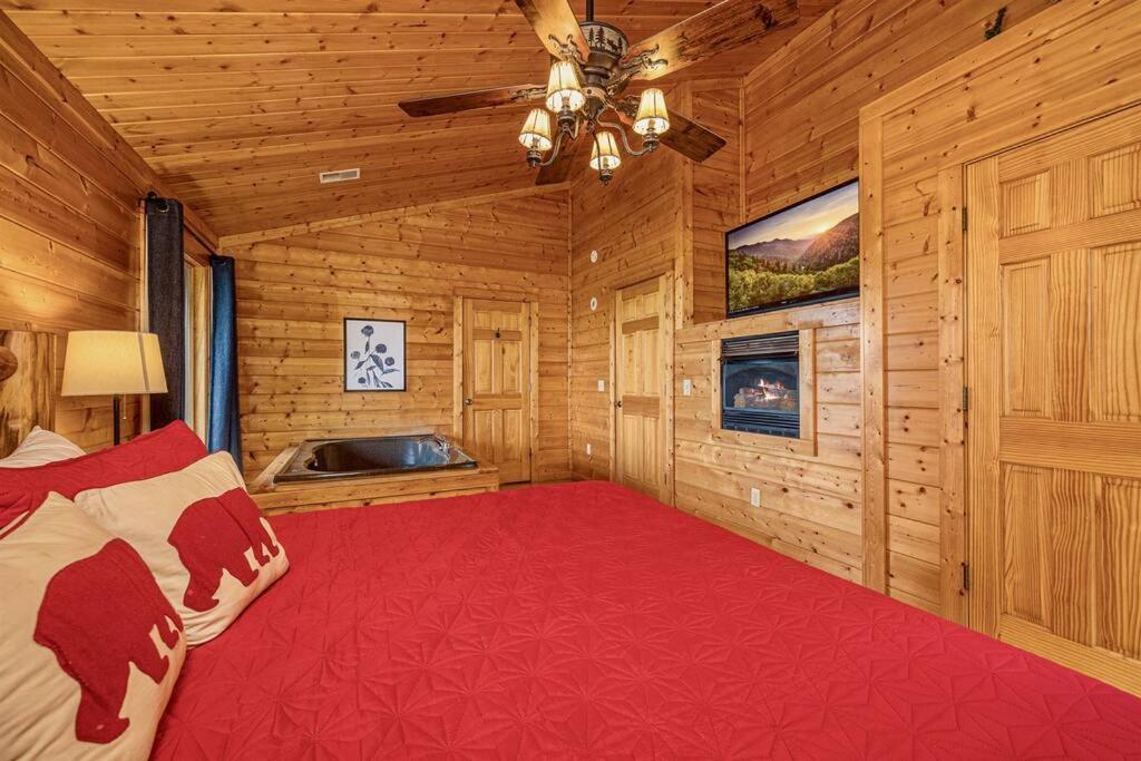 Panorama Mountain Retreat: 6-Bedroom Cabin with Views, Hot Tub & Game Room Sevierville Exterior photo