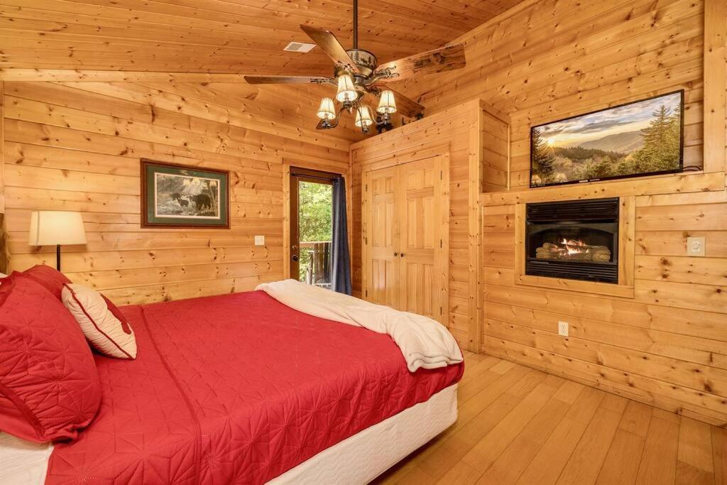 Panorama Mountain Retreat: 6-Bedroom Cabin with Views, Hot Tub & Game Room Sevierville Exterior photo