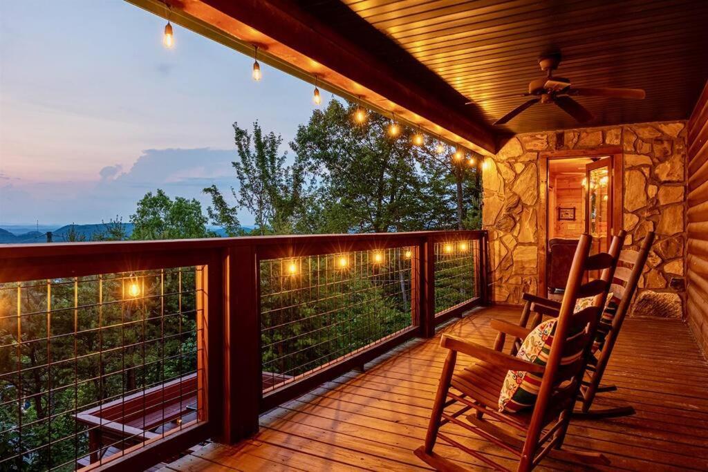 Panorama Mountain Retreat: 6-Bedroom Cabin with Views, Hot Tub & Game Room Sevierville Exterior photo