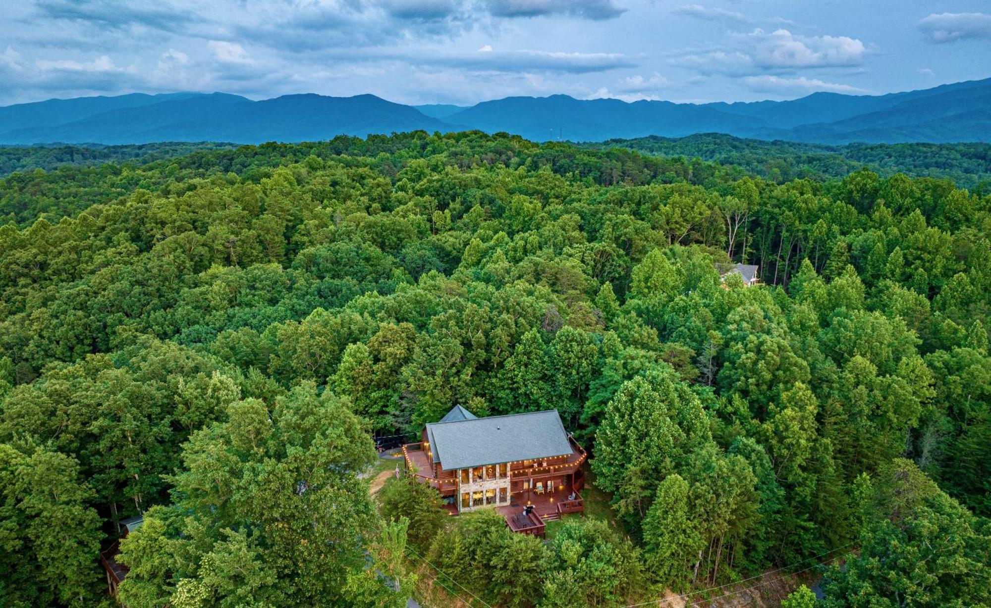 Panorama Mountain Retreat: 6-Bedroom Cabin with Views, Hot Tub & Game Room Sevierville Exterior photo